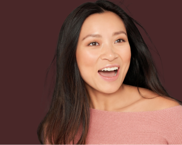 長い黒髪の人物が描かれており、ピンクの肩出しトップを着ています