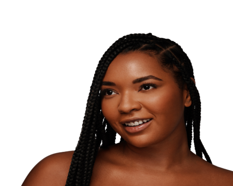 編んだ髪を持つ人物が、ニュートラルな背景に立ち、袖なしのトップを着ています。